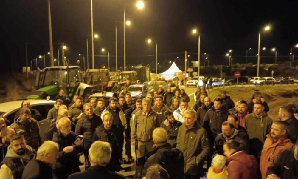 Συνεχίζεται το μπλόκο του Ε-65 οι αγρότες της Καρδίτσας και των Φαρσάλων - Νέος αποκλεισμός στο τελωνείο των Ευζώνων